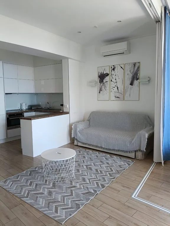 Светлая студия с видом на море