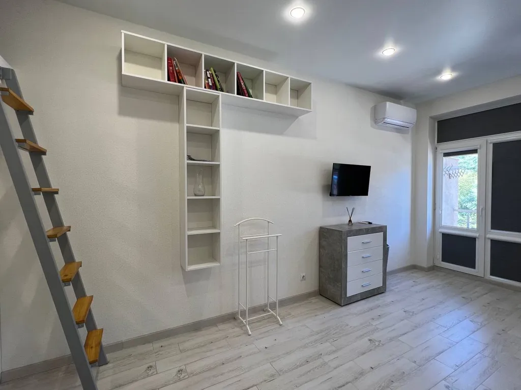 Просторная студия с балконом