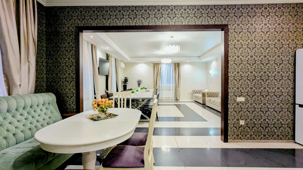 Дом с большой и крытой беседкой и с сауной