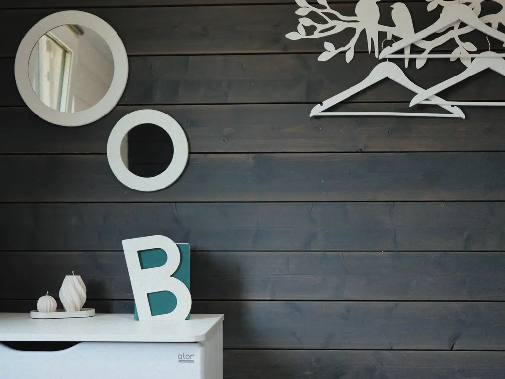 Современный уютный дом с видом на лес