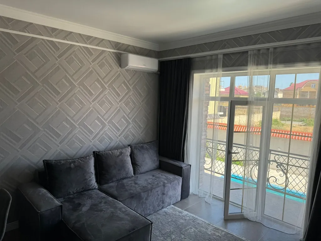 Квартира с бассейном у берега моря