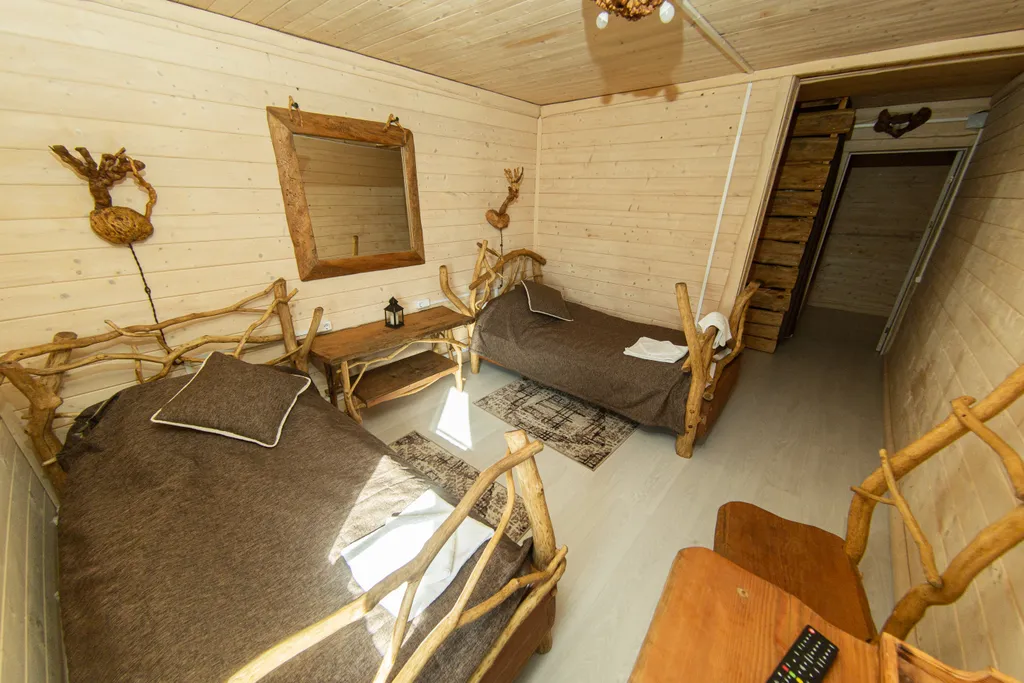 Номер в стиле рустик с двумя раздельными кроватями