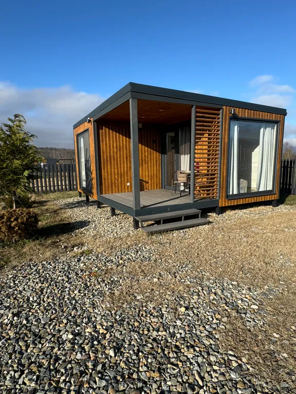 Домик в долине терм с видом на горы