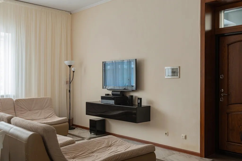 Таун-хаус в современном районе частной застройки