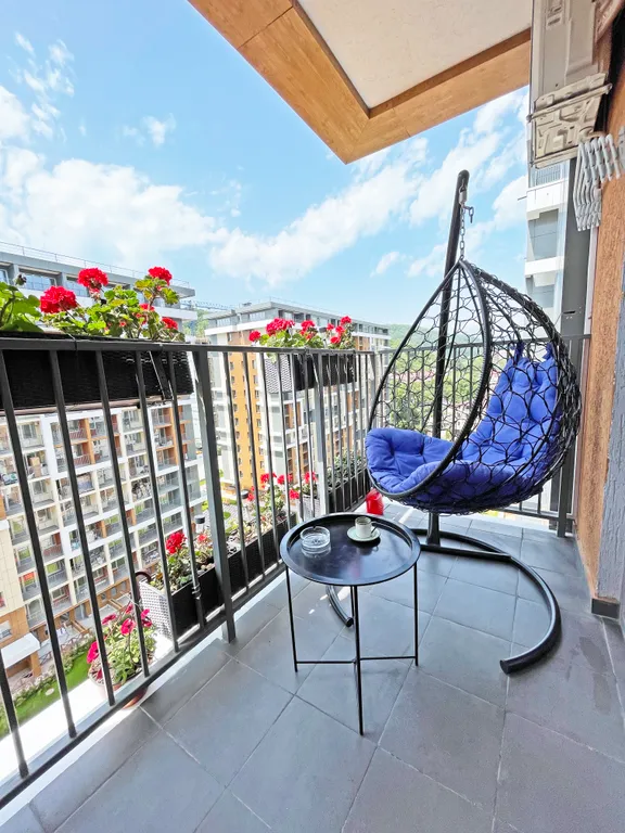 Угловая студия с цветами на берегу моря