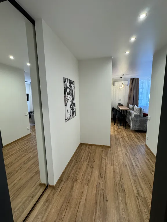 Квартира в стиле лофт с отдельной спальной зоной и гардеробной