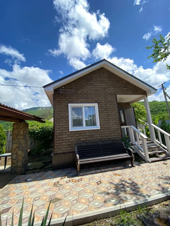 Домик у реки Дах с видом на горы