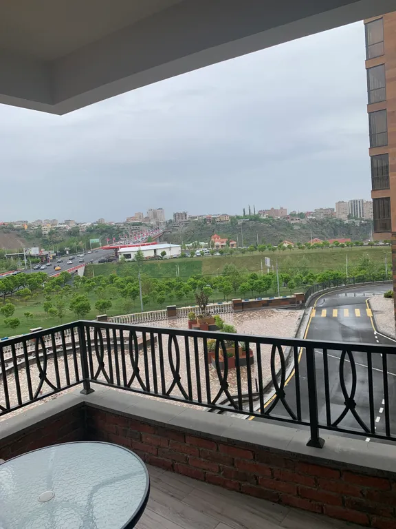 Уютный апартамент с видом на ущелье, расположенный в элитном доме