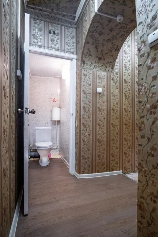 Комната с окном в Доме Путешественника