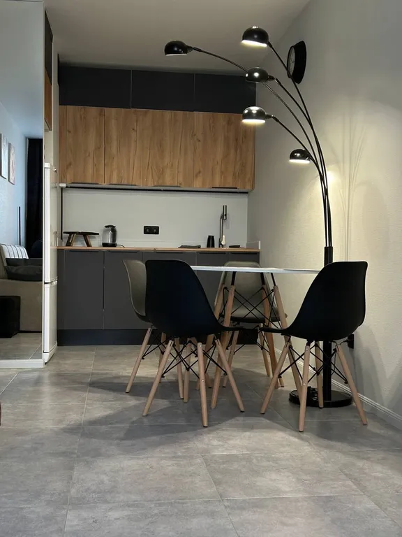 Уютная квартира с джакузи в спальне и массажным креслом