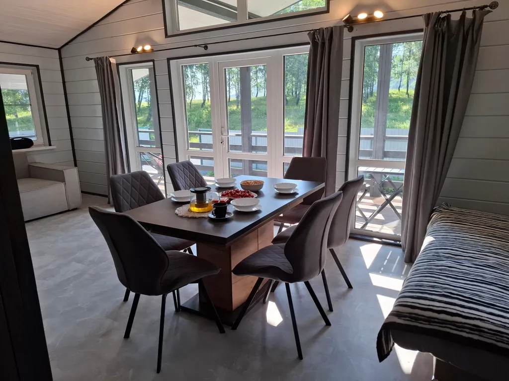 Дом в лесу с большой террасой