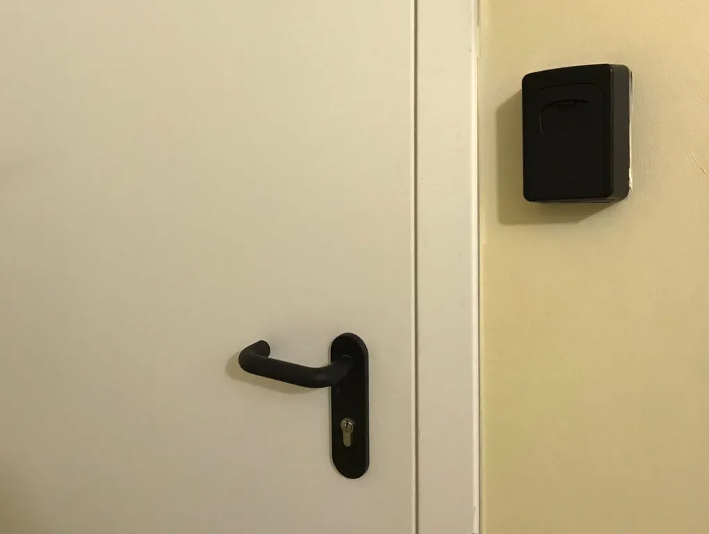 Новая студия с современным дизайнерским ремонтом