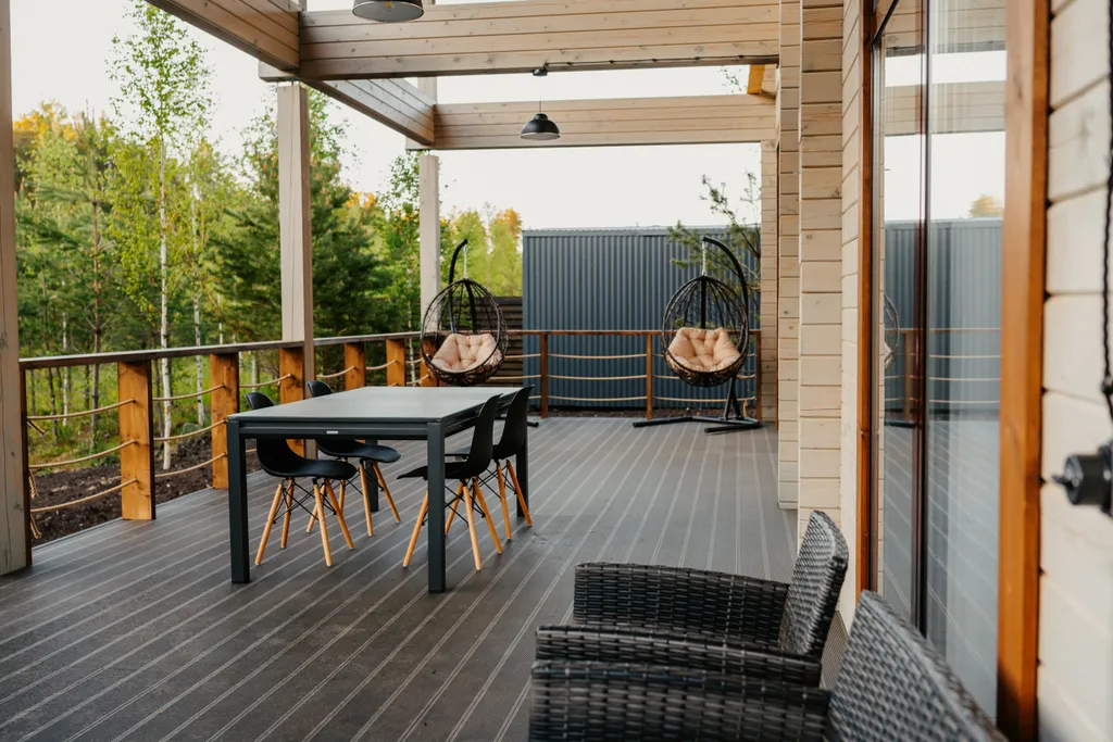 Большой дом в вековом лесу