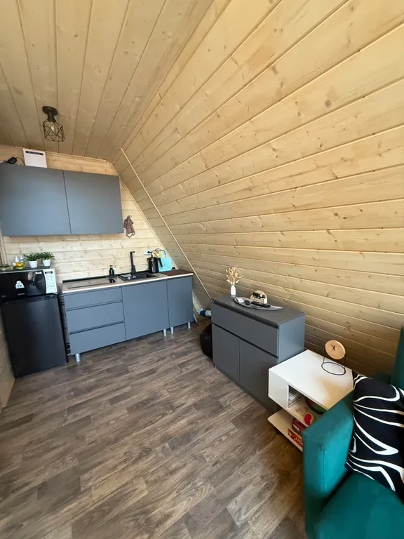 Уютный домик на берегу реки с горячим чаном