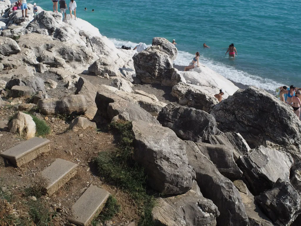 Дом на скалах с видом на море