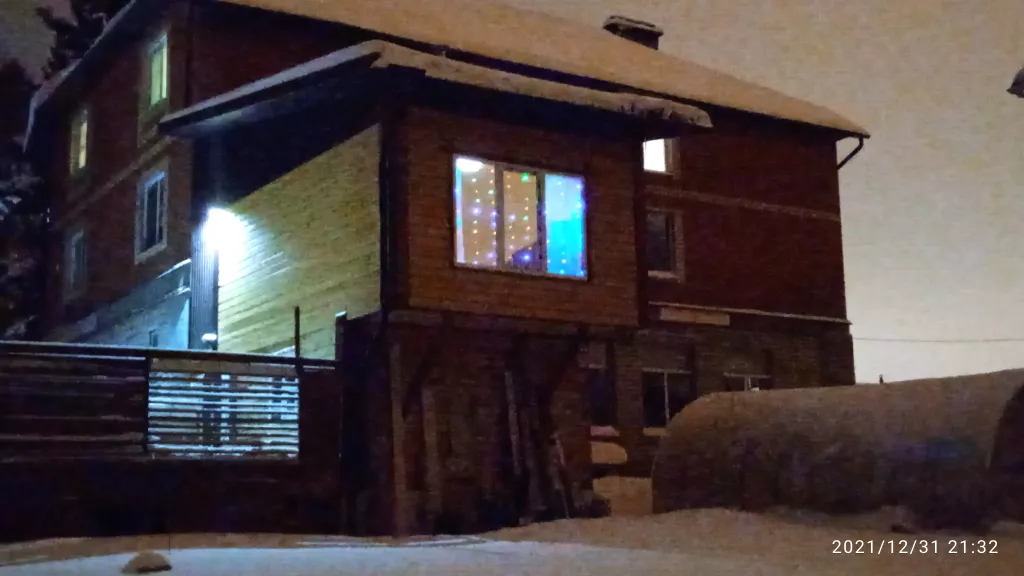 Большая студия для дружной компании с видом на сквер с белочками