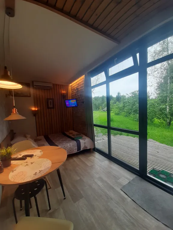 Уютный домик у реки