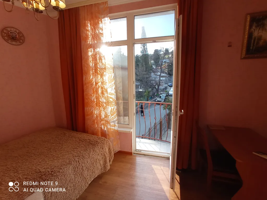 Комфортная квартира-студия с балкончиком в центре Алупки у дворца