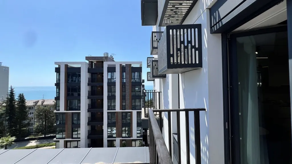 Квартира с бaлконoм и видом на моpе