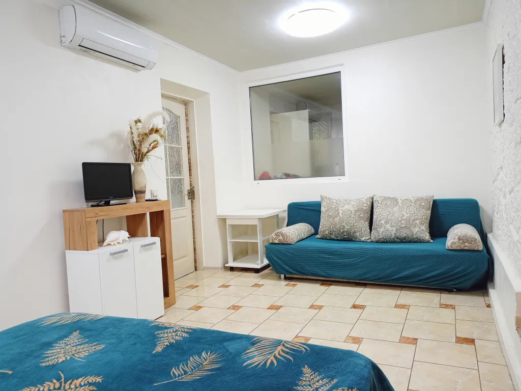 Уютная 2-комнатная квартира 8 минут от моря с личным двориком