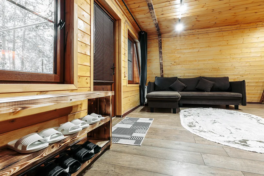 Коттедж с бассейном в лесу