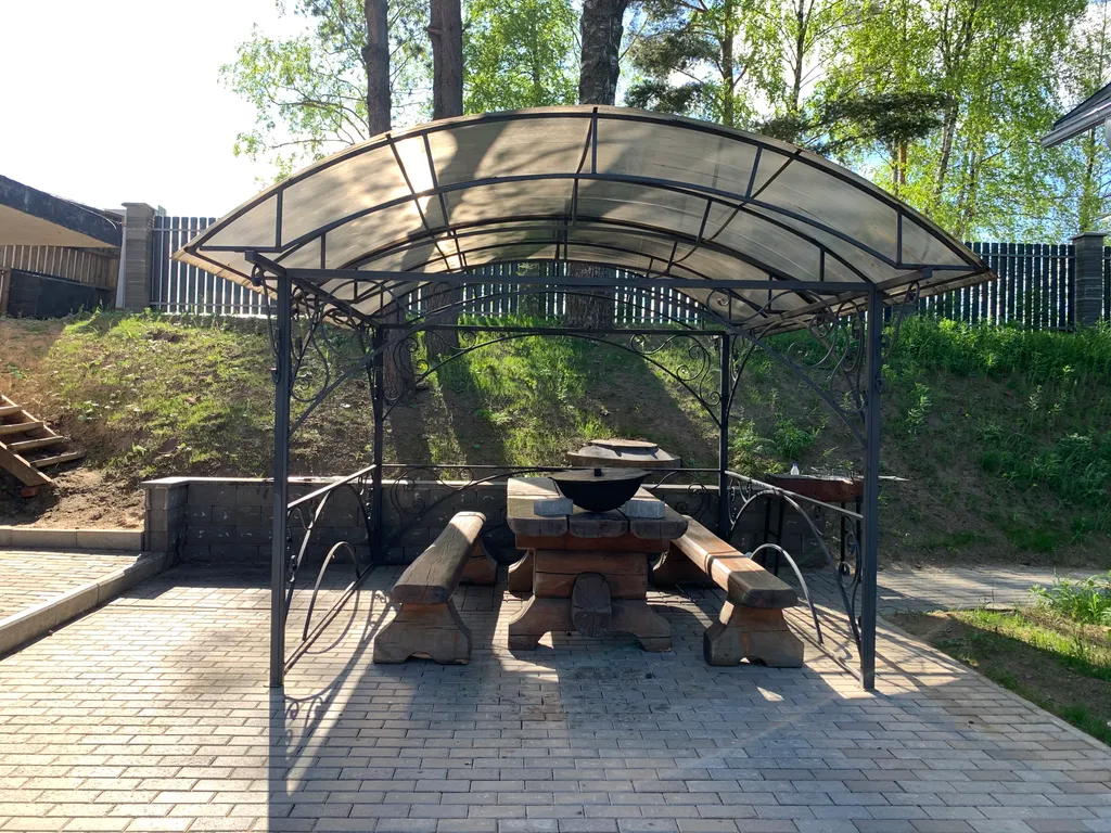 Коттедж на на берегу озера с банями и купелью