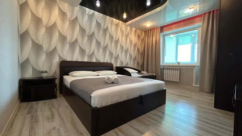 Современная трехкомнатная квартира с большой кухней — аренда посуточно в Новосибирск