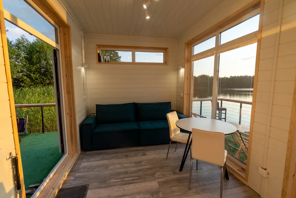 Дом на воде на озера Таир