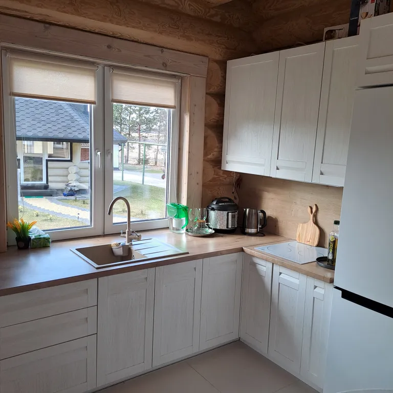 Уютный домик, на опушке леса, с видом на озера