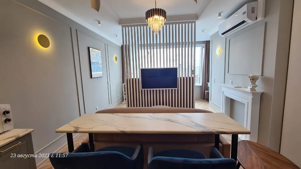 Студия с панорамным видом и джакузи в стиле неоклассика