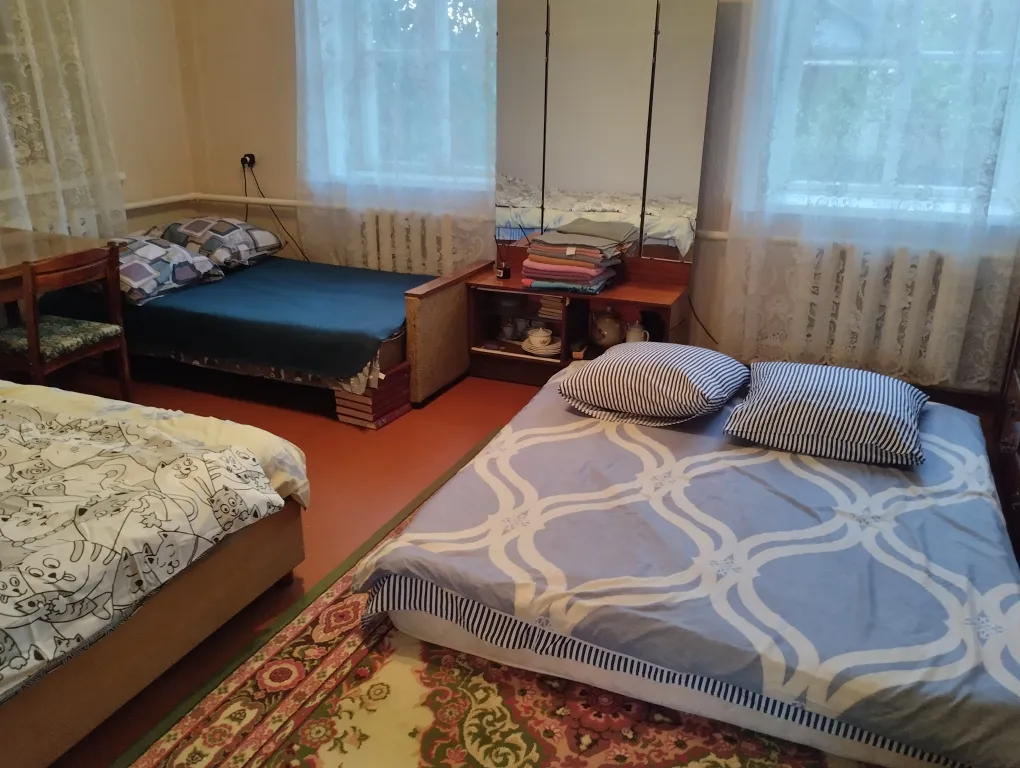 Деревенский домик с парковкой для большой и маленькой компании. Кругло