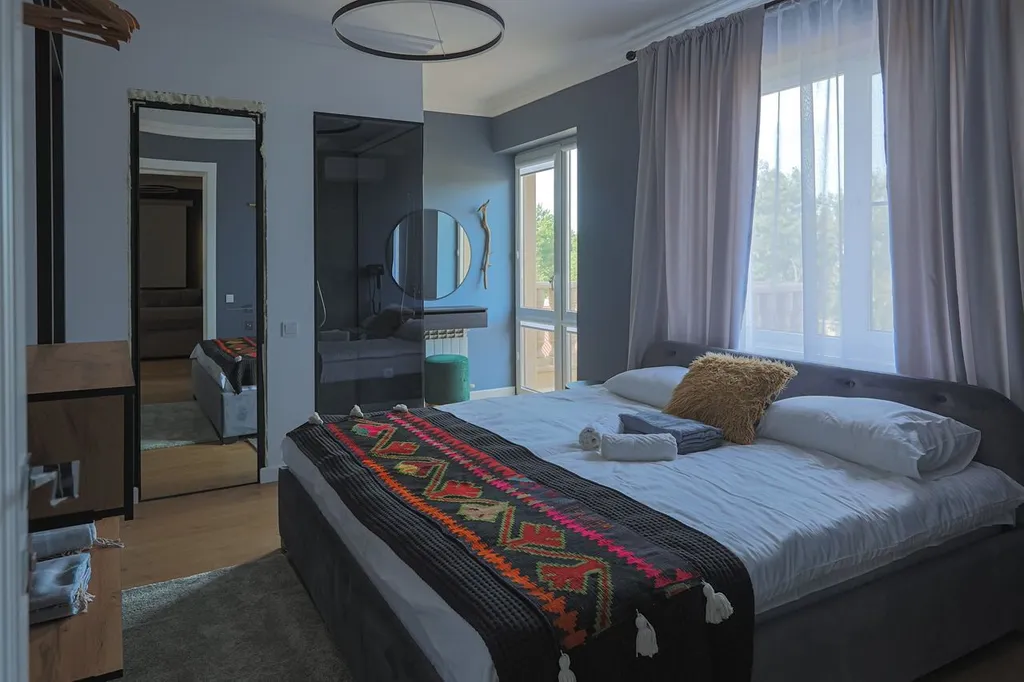 Бассейн с подогревом и лаундж зоной