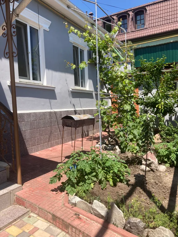 Отдельный дом в центре с двориком и паркоместом