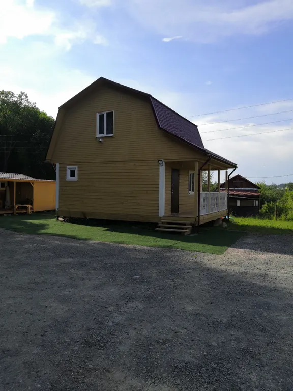 Домик с балконом