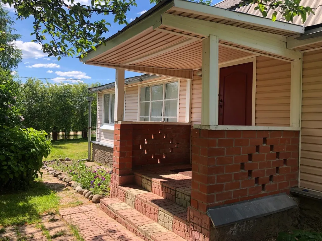 Коттедж Уютный коттедж с камином, баней и детской площадкой с батутом у озера — Завирье