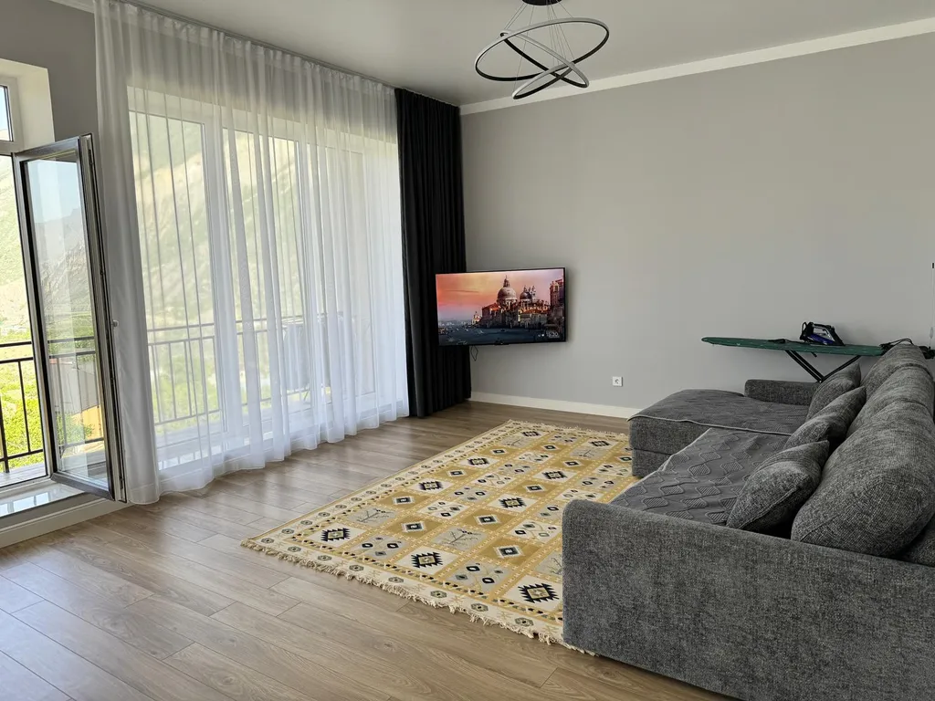 Новый стильный дом с видом на горы