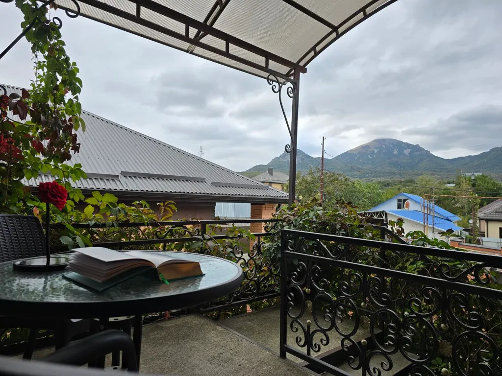 Коттедж Дом с тремя спальнями и видом на гору Бештау — аренда посуточно в Пятигорск