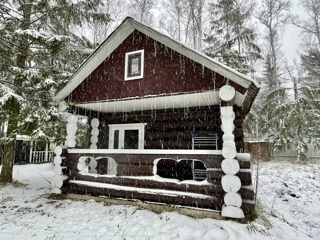 Уютный бревенчатый дом и баня, на одном участке