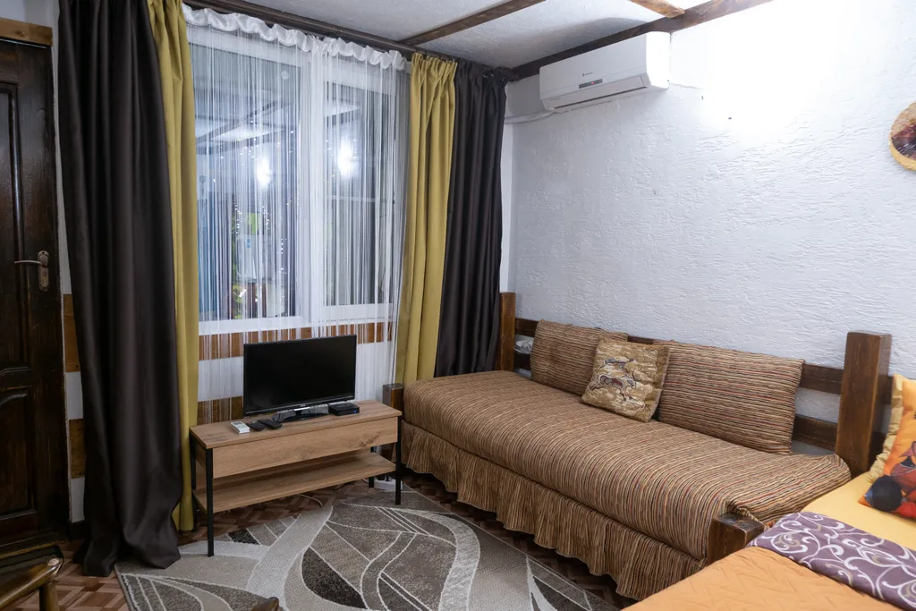 Трехместный номер с двухспальной кроватью и односпальным диваном