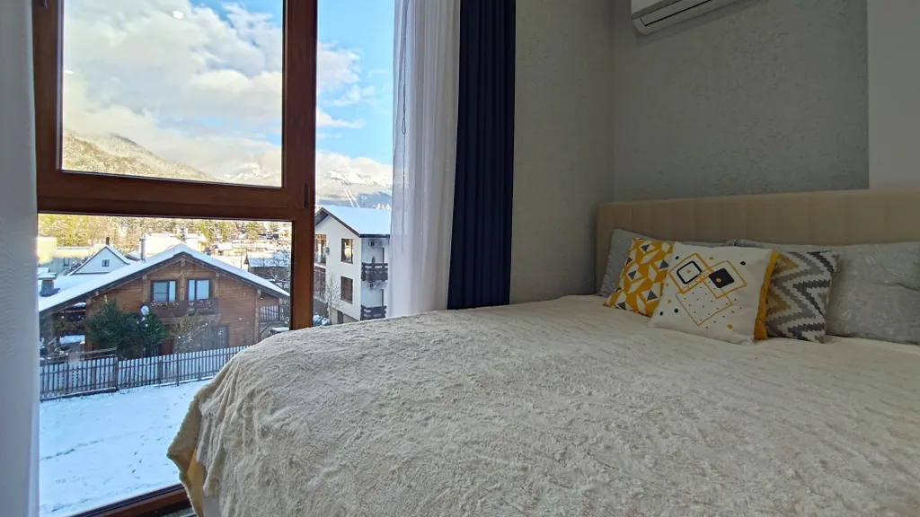 Панорамный апартамент-студия с роскошным видом на горы, в центре