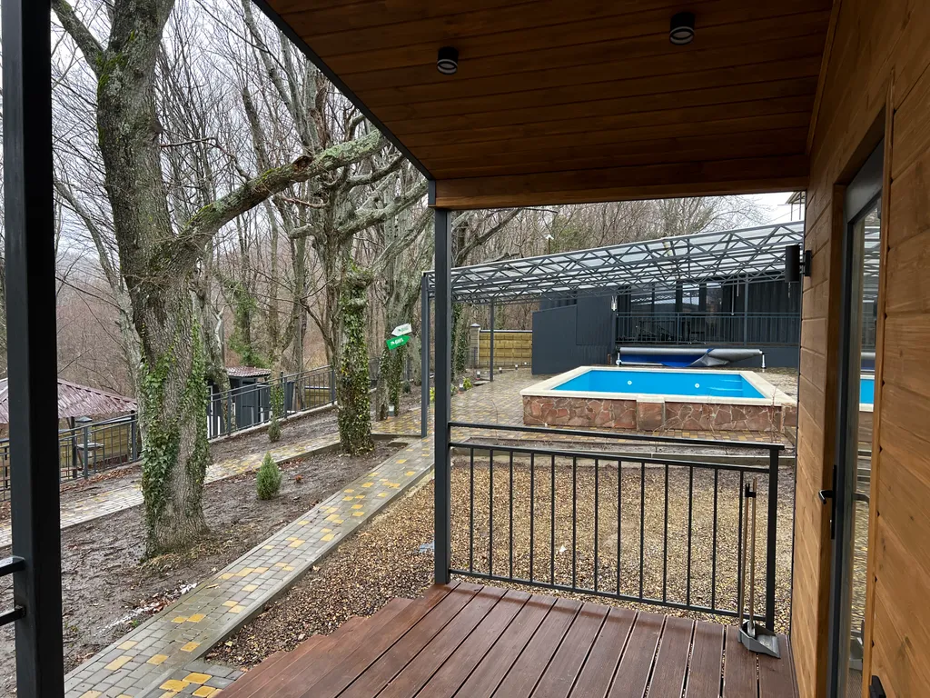 Домик с видом на лес