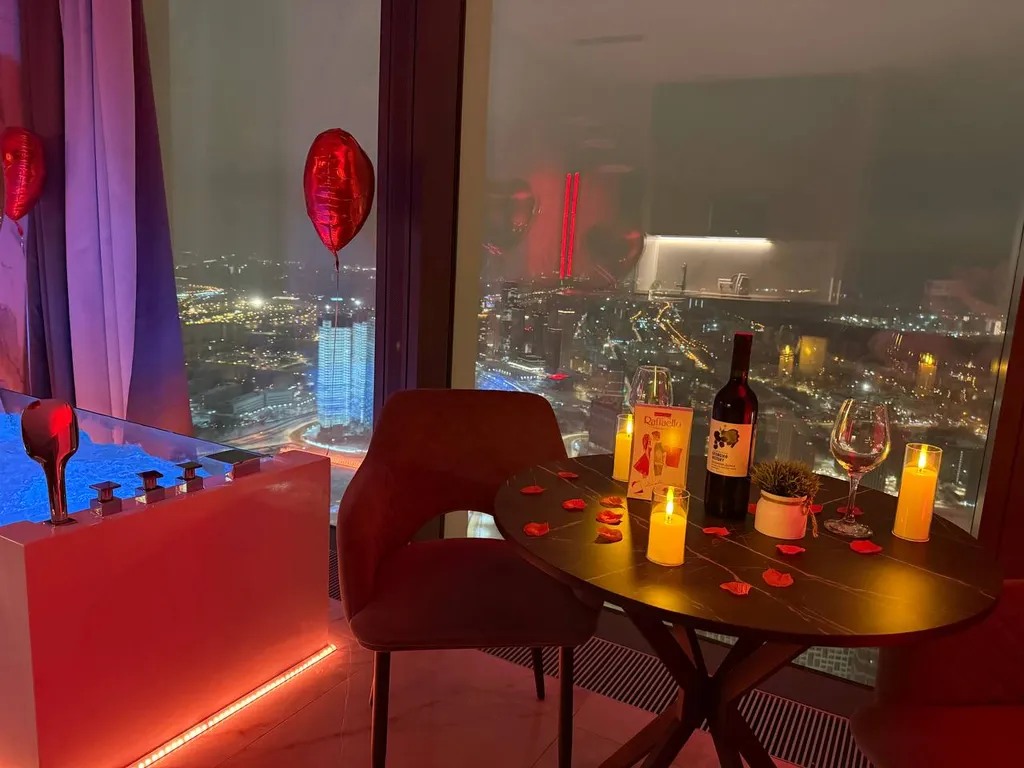 Апартамент с джакузи у окна