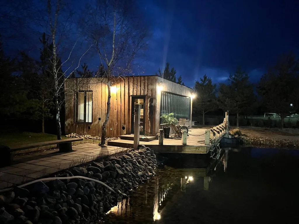 Дом у пруда с пляжем