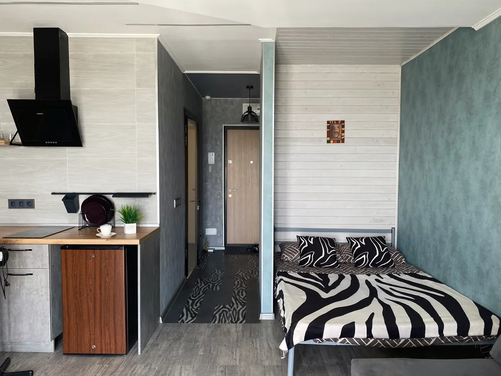 Crystal View — студия с панорамными окнами и закатом за стеклом