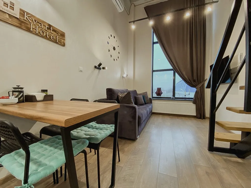 Дизайнерская двухуровневая студия с панорамными окнами