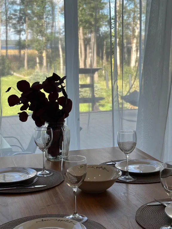 таунхаус на берегу озера с панорамными окнами, сауной и зоной барбекю