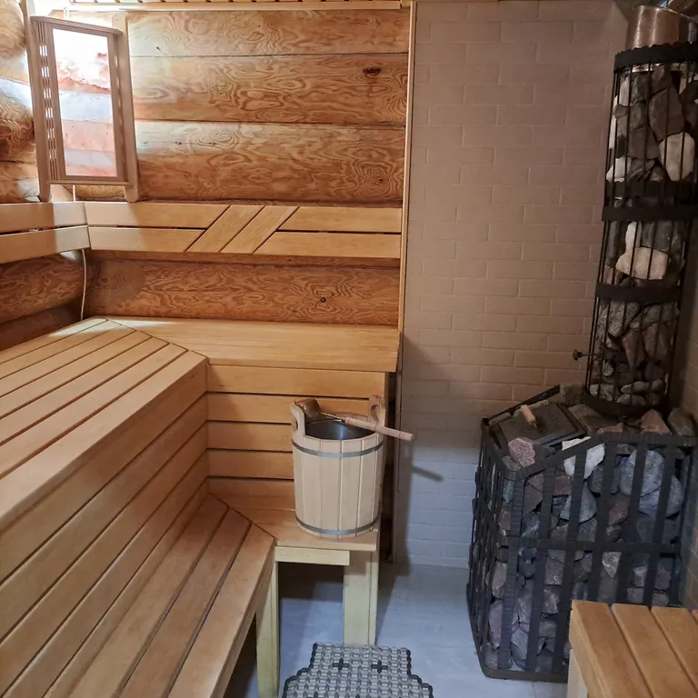 Уютный домик, на опушке леса, с видом на озера