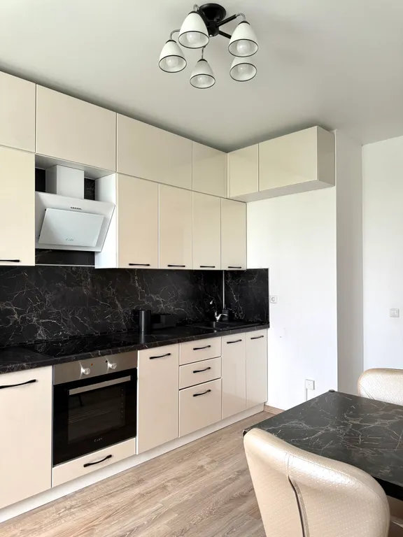 Комфортная квартира с детской кроваткой