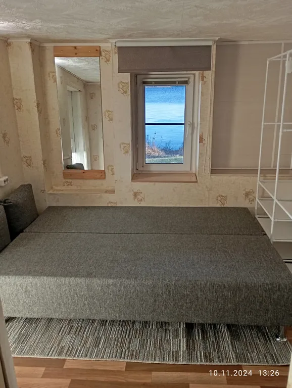 Благоустроенный дом на берегу с баней и катером