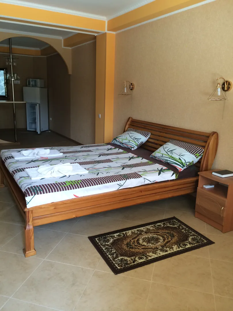 Большая двуспальная кровать и раскладной диван